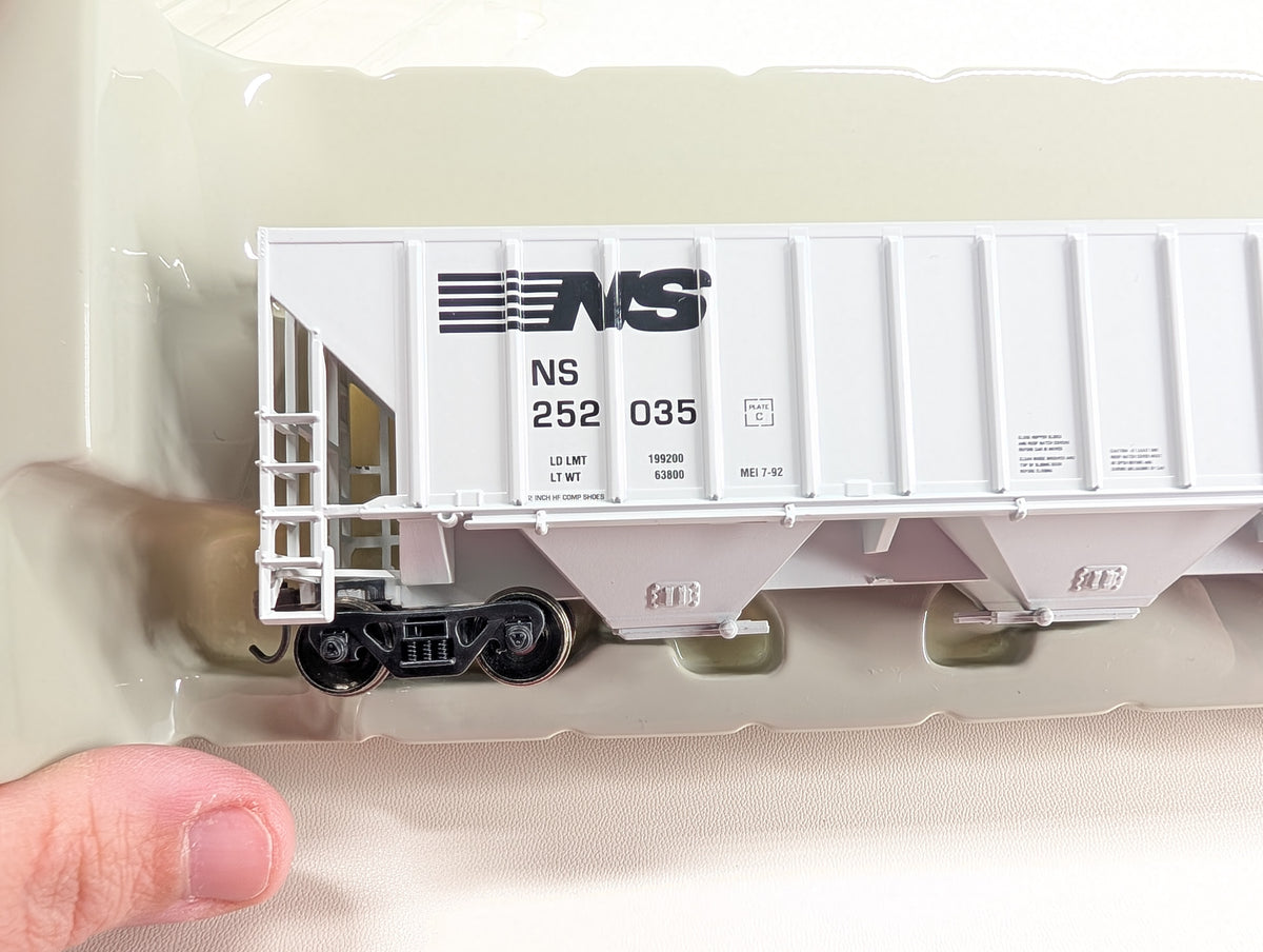 Athearn 7150 HO Scale 54' PS Covered Hopper Norfolk Southern NS #252035