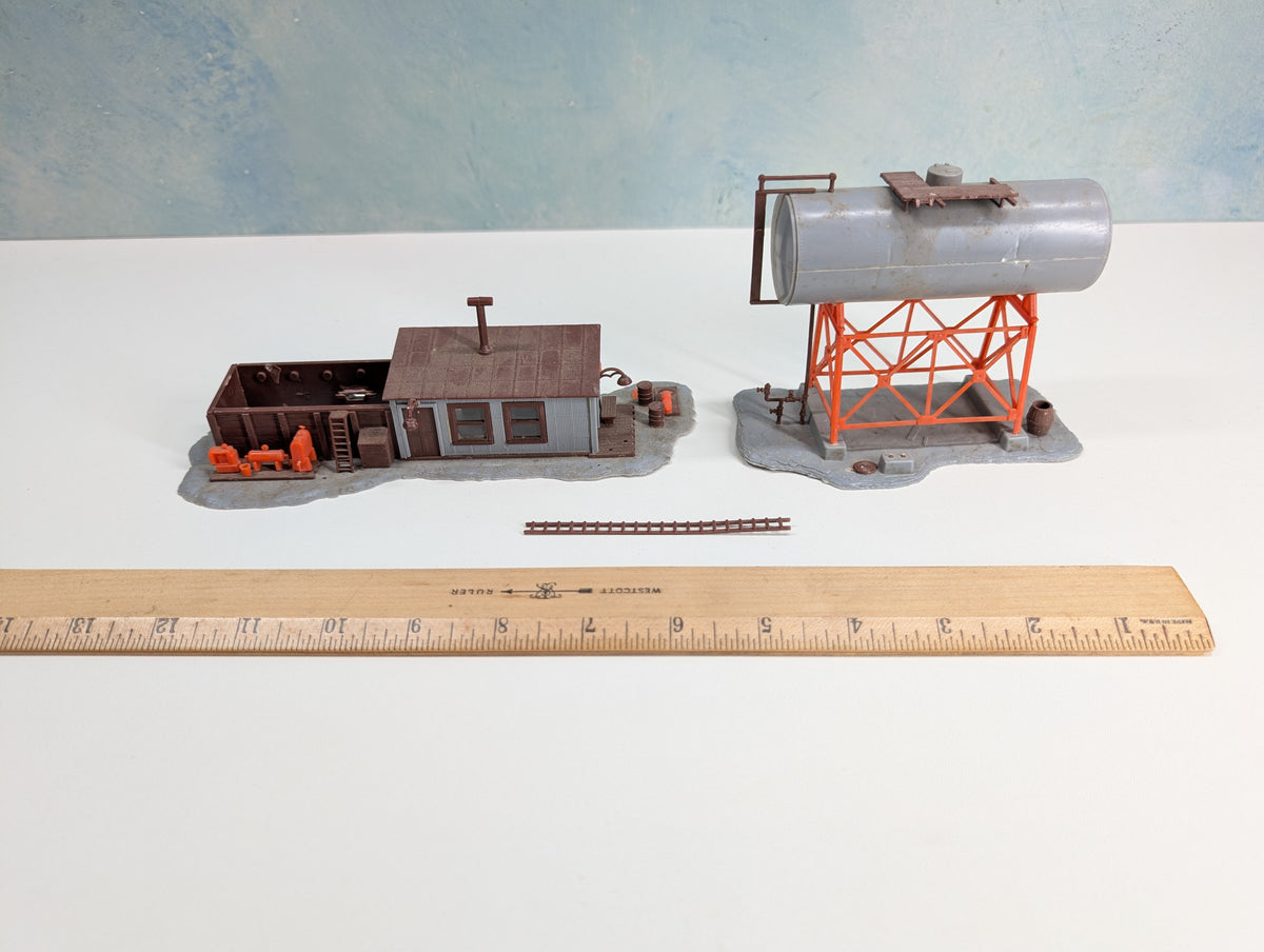 USED REVELL HO Scale Sand & Pump House w/ Fuel Tank