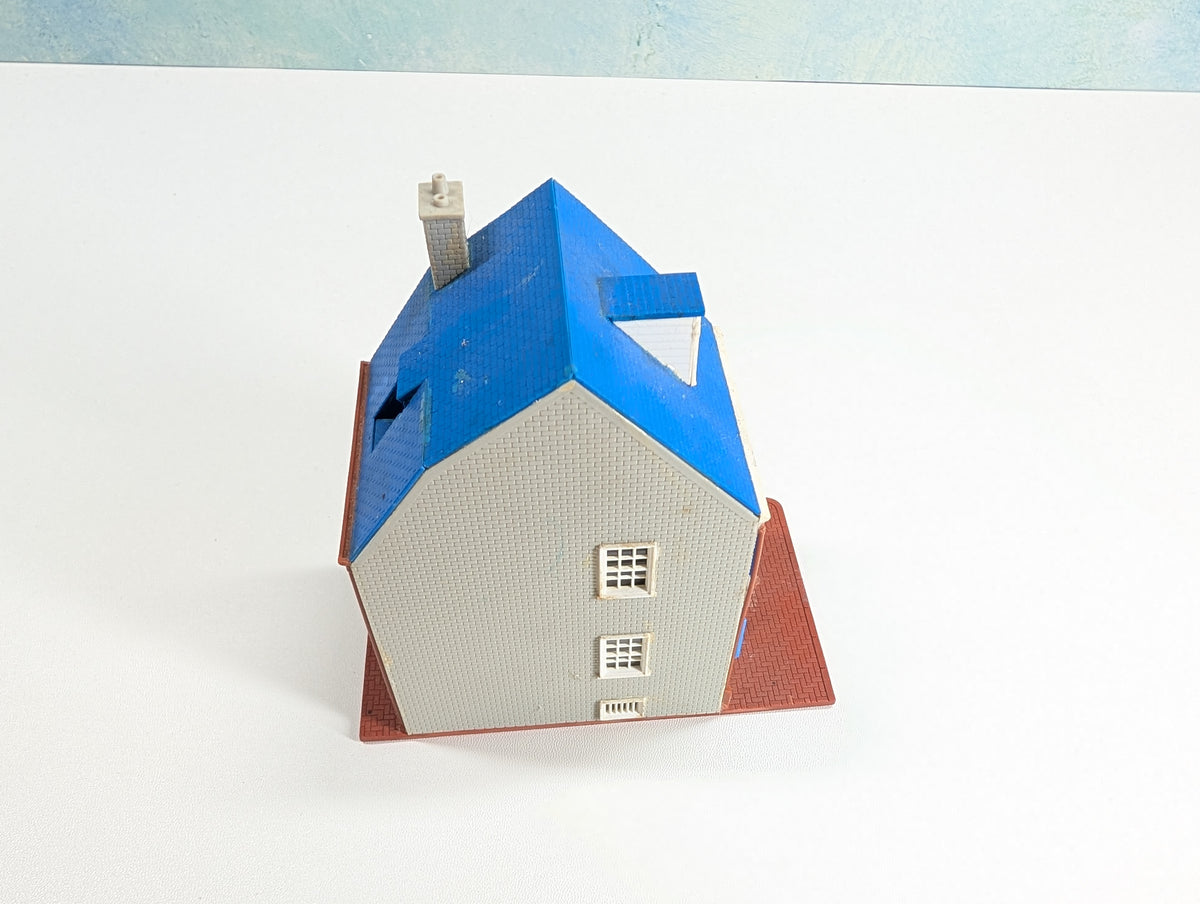 USED HO Scale Light Gray and Blue Brick House