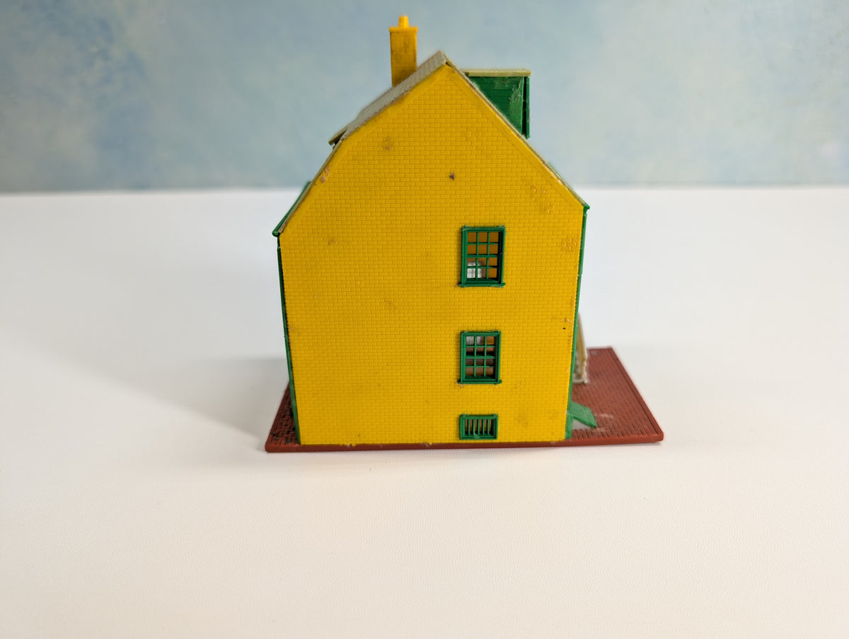 USED HO Scale Yellow and Green House