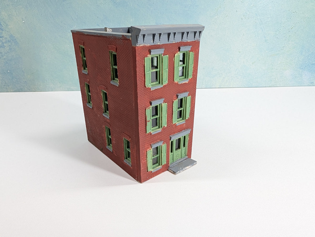 USED HO Scale Brick Apartment Building