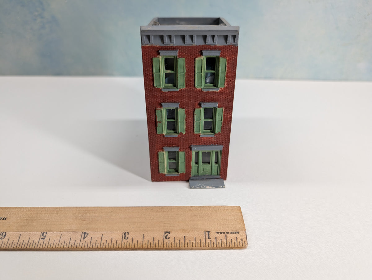 USED HO Scale Brick Apartment Building