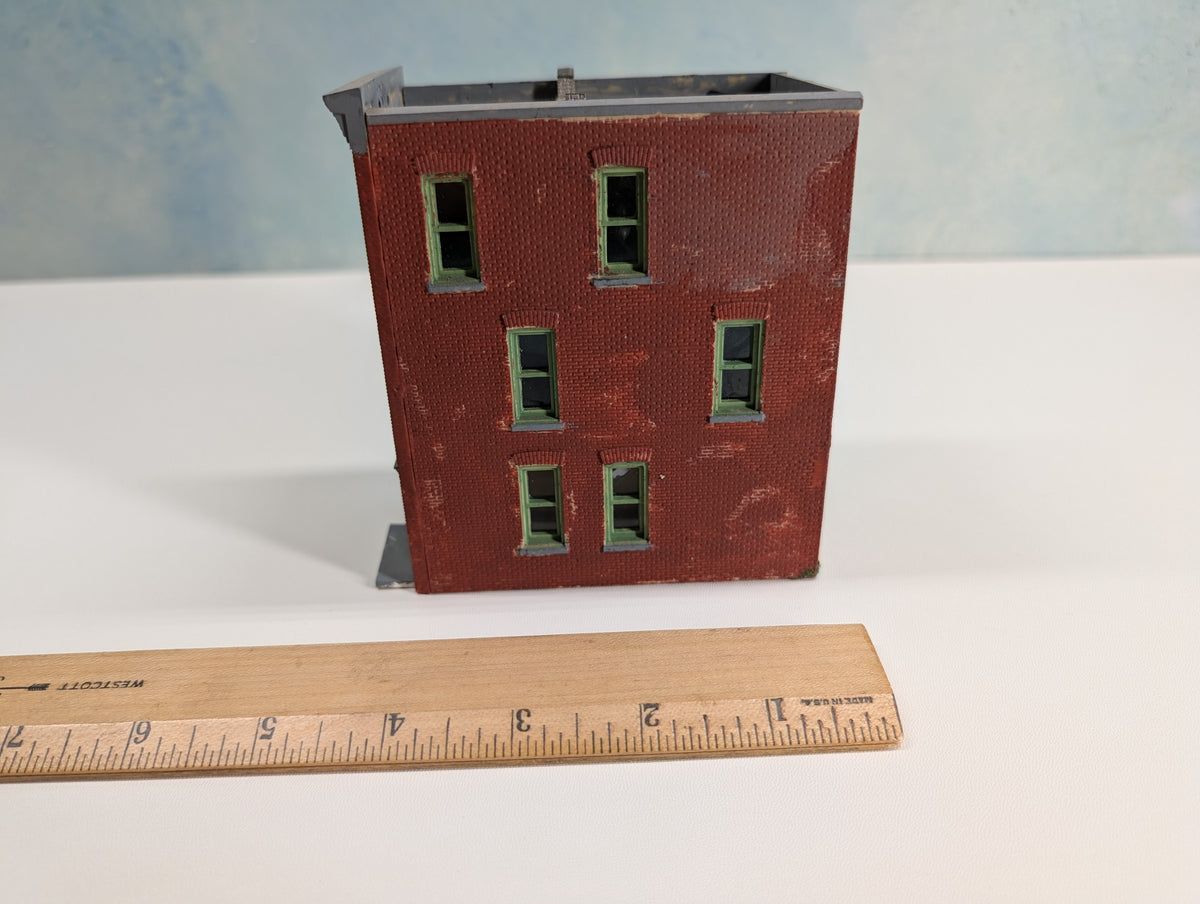 USED HO Scale Brick Apartment Building