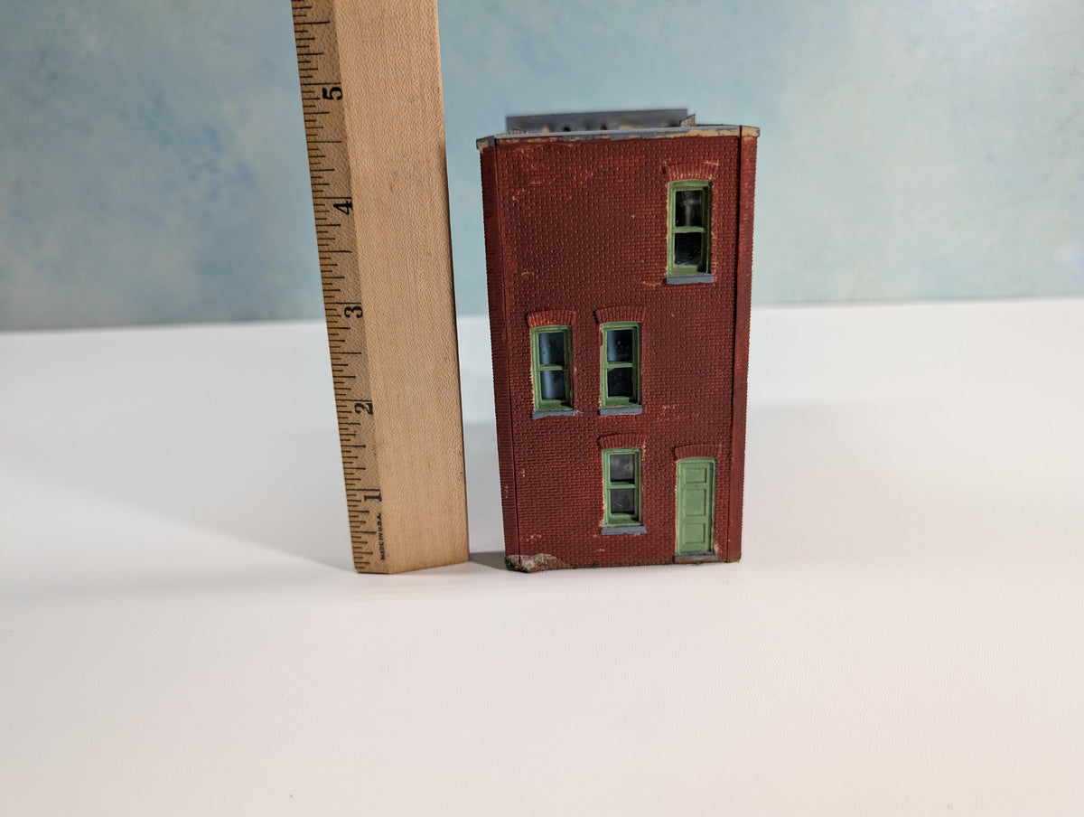 USED HO Scale Brick Apartment Building