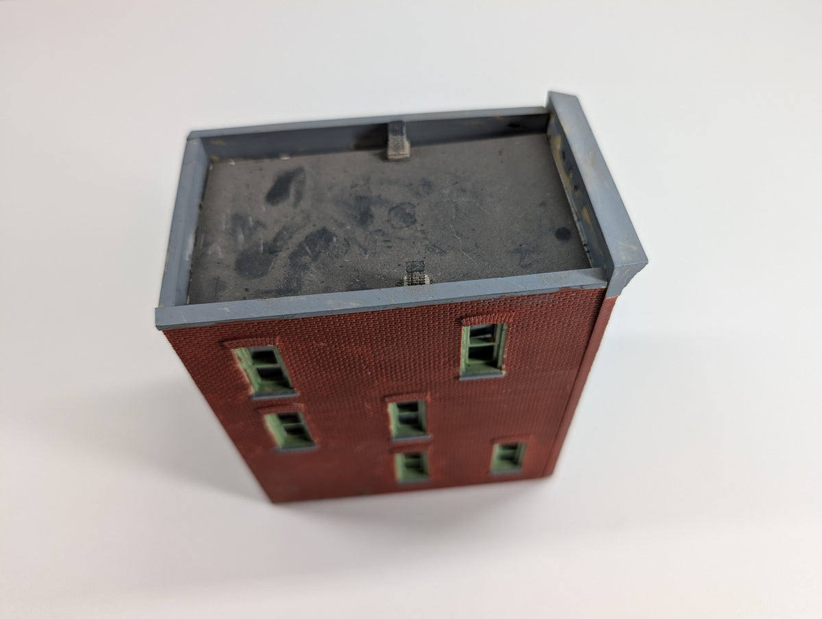 USED HO Scale Brick Apartment Building