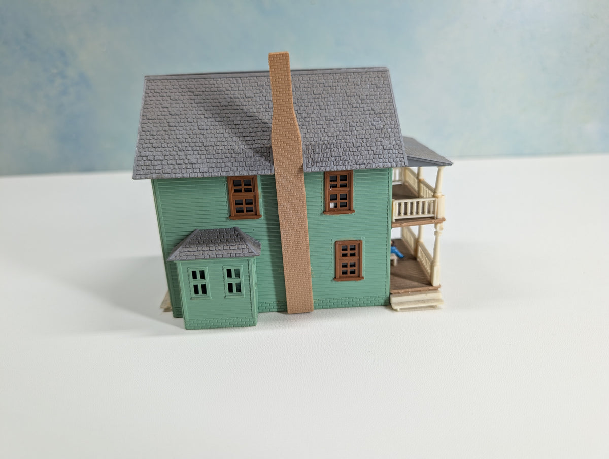 USED HO Scale Green Farm House