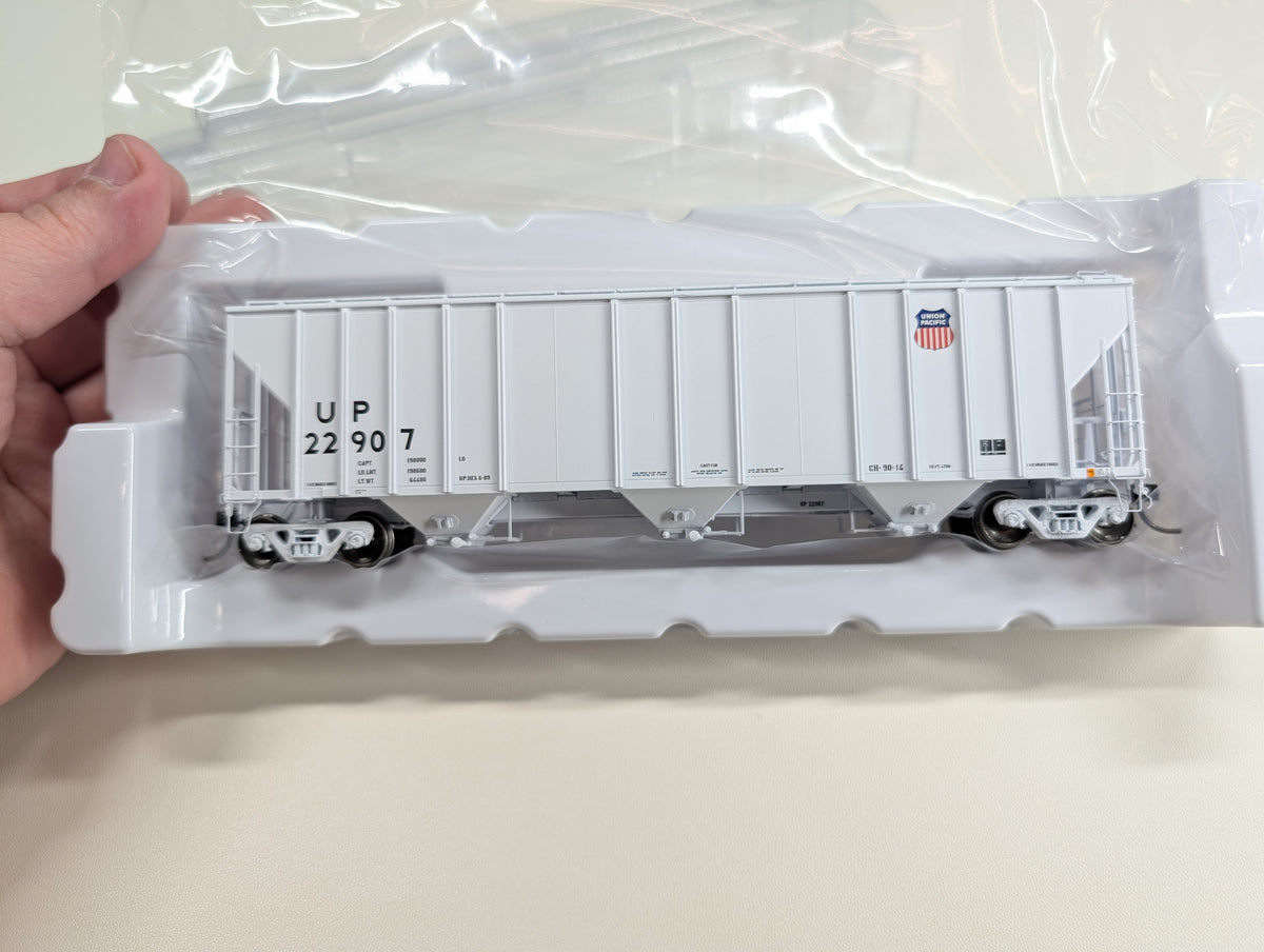 Tangent #28112-02 HO Scale 4700 Covered Hopper Union Pacific UP #22907 Metal Wheels