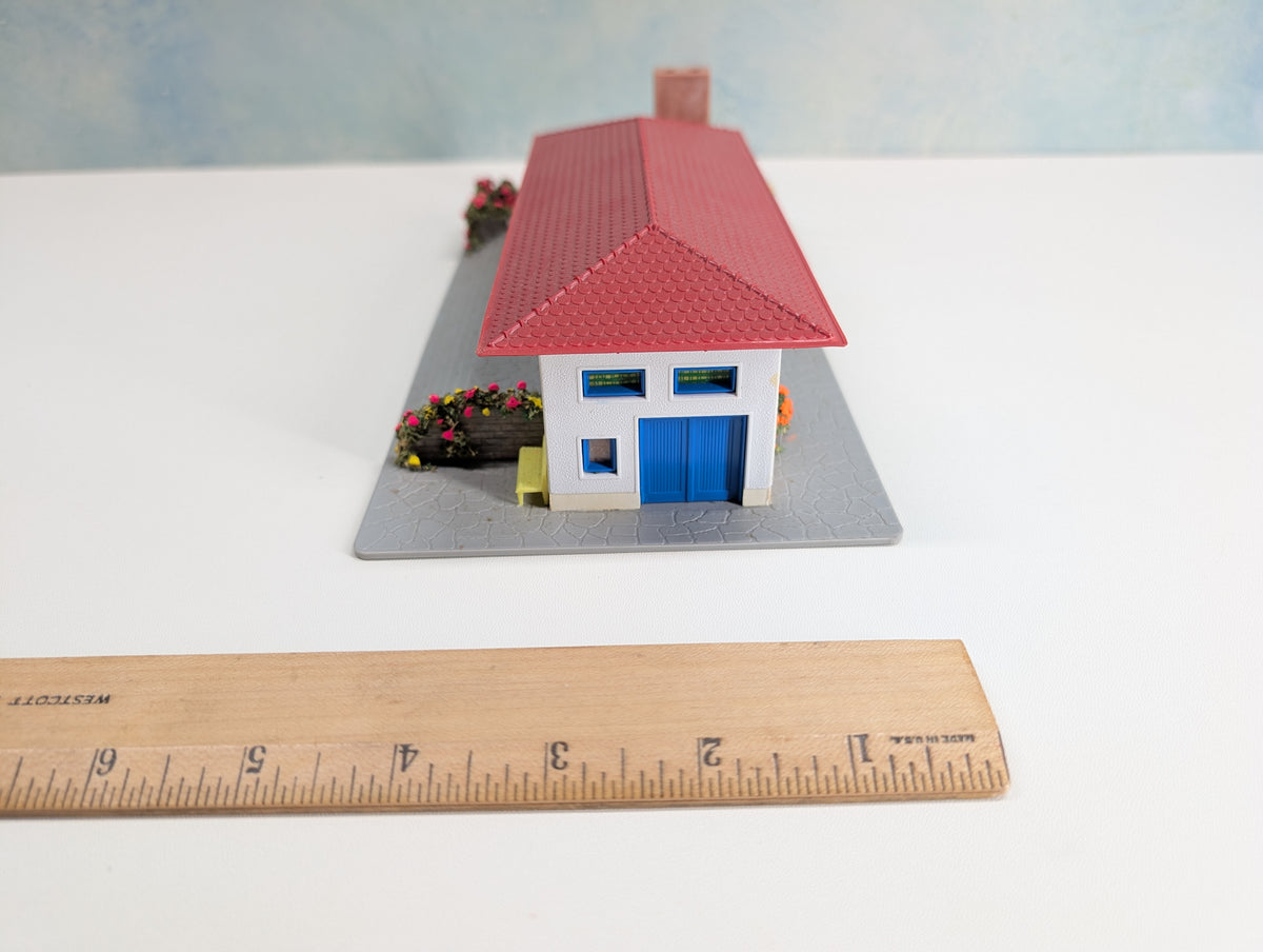 USED Hoffmann 520 HO Scale One Story Home w/ Stone Patio