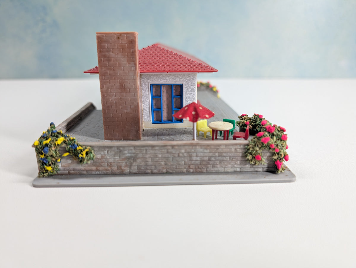 USED Hoffmann 520 HO Scale One Story Home w/ Stone Patio