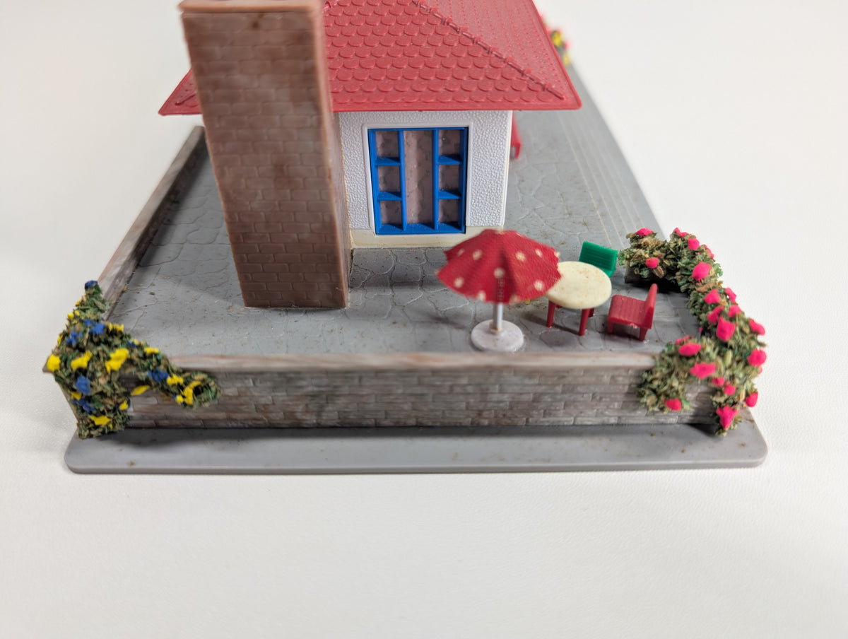 USED Hoffmann 520 HO Scale One Story Home w/ Stone Patio