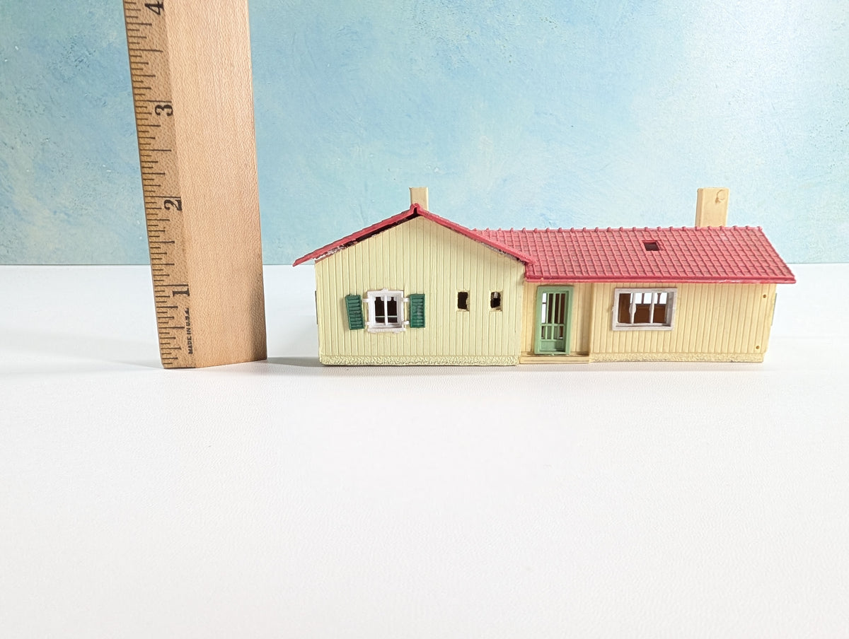 USED HO Scale Yellow House