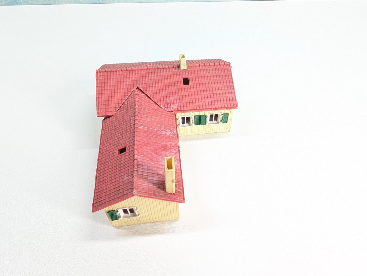 USED HO Scale Yellow House