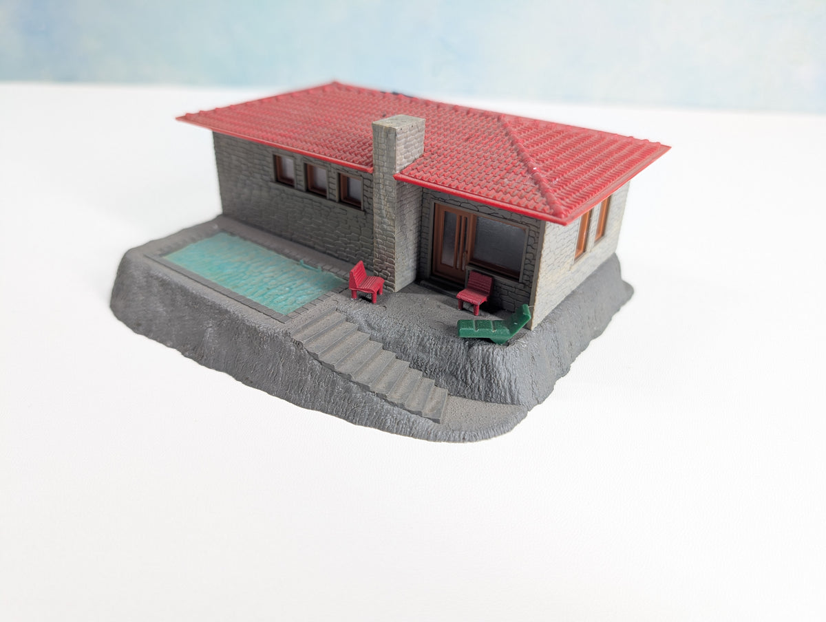 USED Pola HO Scale House w/ Pool