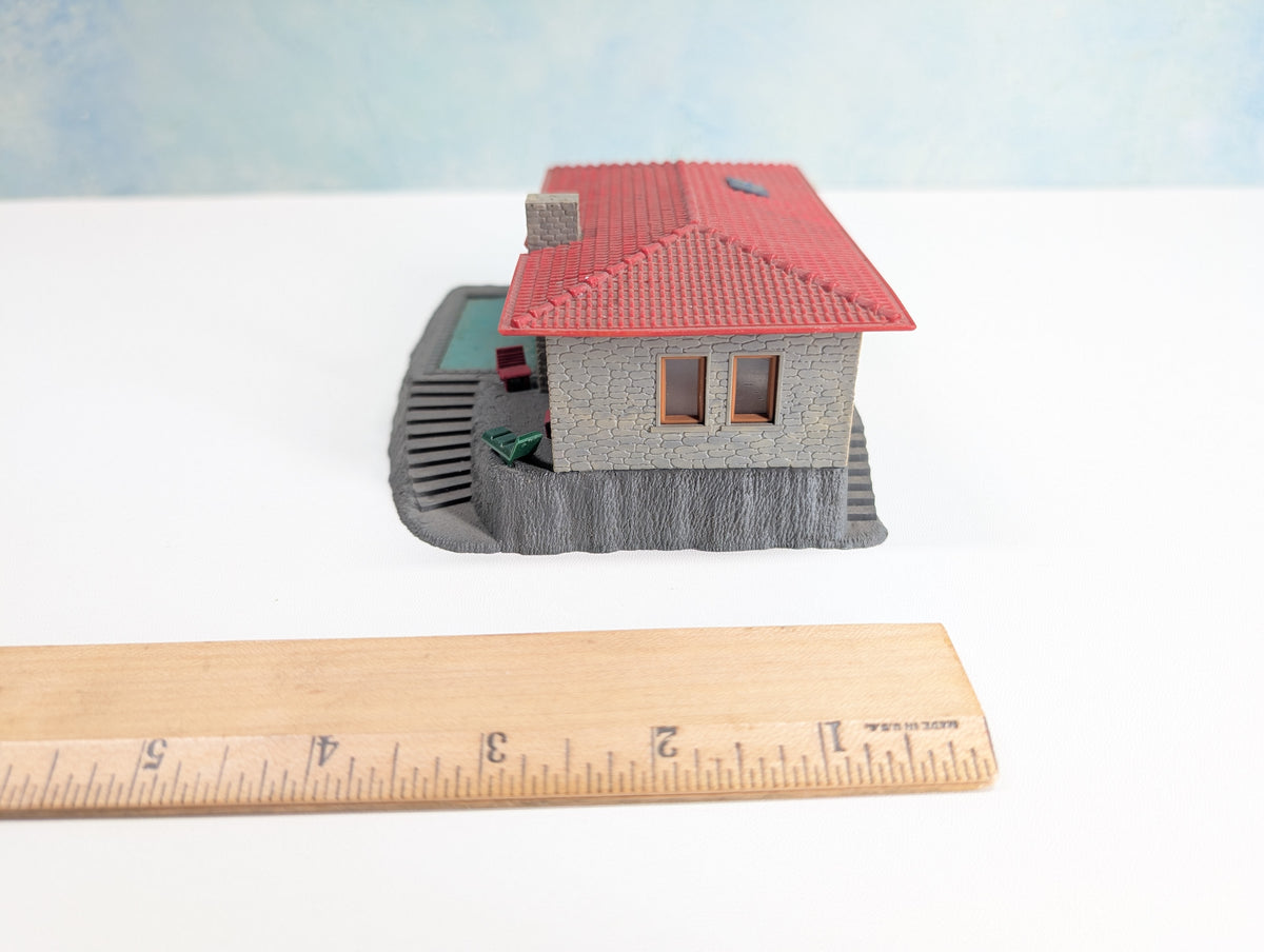USED Pola HO Scale House w/ Pool