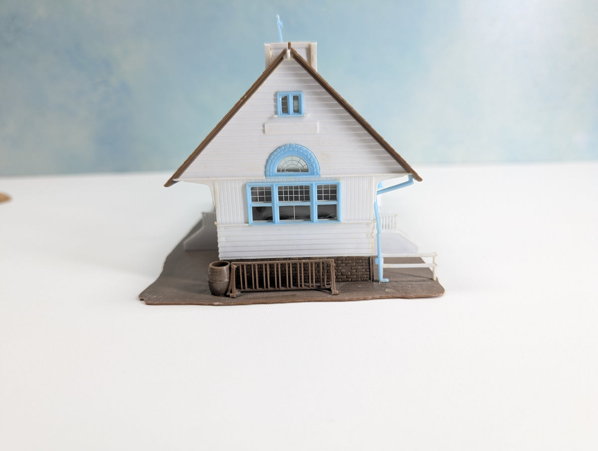 USED AHM HO Scale Country School House