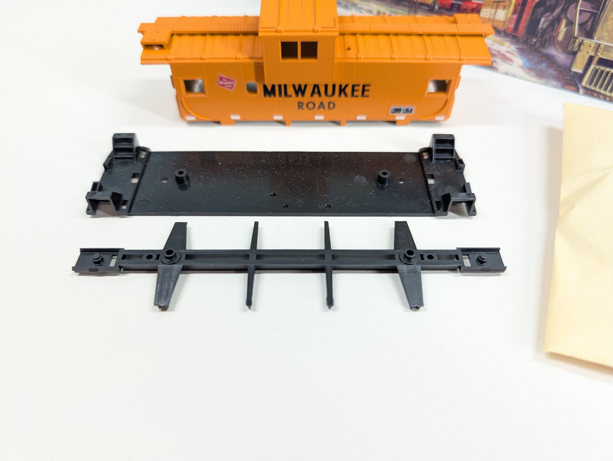 USED Athearn 5378 HO Scale Wide Vision Caboose Milwaukee Road MILW KIT