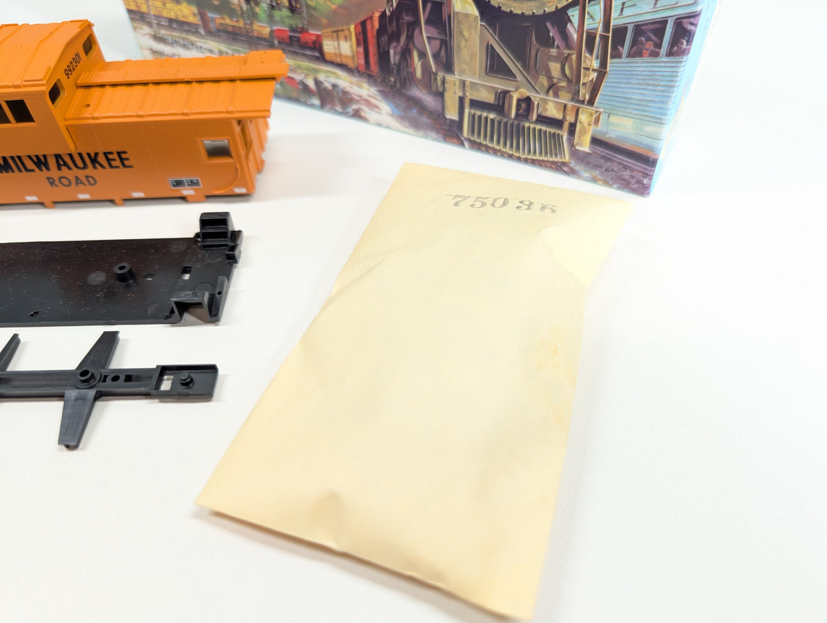 USED Athearn 5378 HO Scale Wide Vision Caboose Milwaukee Road MILW KIT