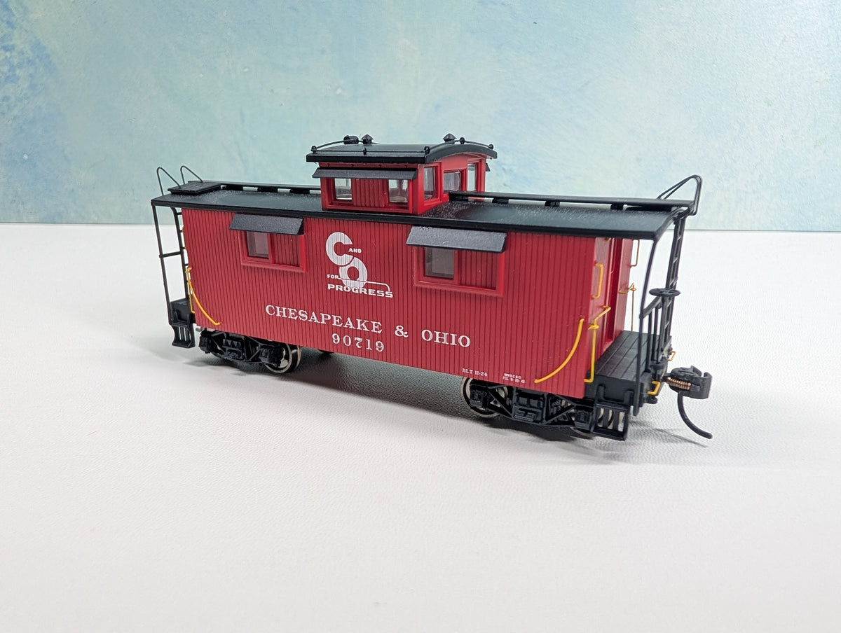 USED Walthers Proto 920-103152 HO Scale 25' Wood Caboose Chesapeake and Ohio C&O #90719 Metal Wheels