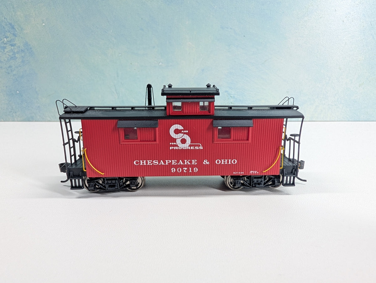 USED Walthers Proto 920-103152 HO Scale 25' Wood Caboose Chesapeake and Ohio C&O #90719 Metal Wheels
