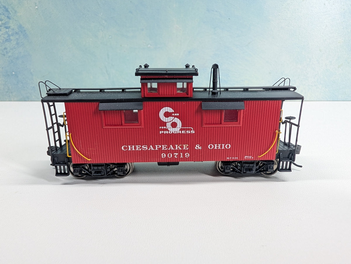 USED Walthers Proto 920-103152 HO Scale 25' Wood Caboose Chesapeake and Ohio C&O #90719 Metal Wheels