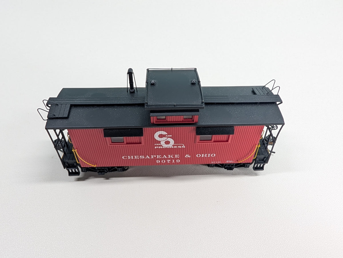 USED Walthers Proto 920-103152 HO Scale 25' Wood Caboose Chesapeake and Ohio C&O #90719 Metal Wheels