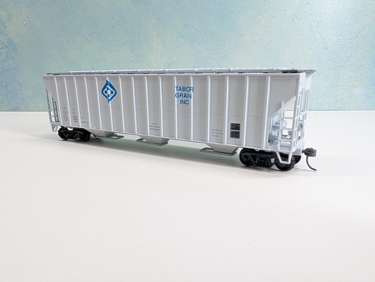 USED Roundhouse HO Scale FMC 4700 cu.ft. 54' 3-Bay Covered Hopper Tabor Grain UELX #65032