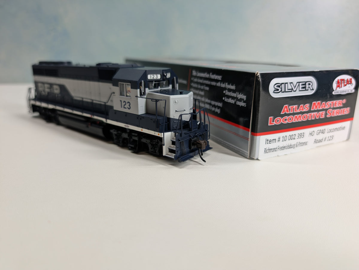 Atlas 10002393 HO Scale GP40 Diesel Locomotive Richmond, Fredericksburg & Potomac RF&P #123 Runs Great Silver DCC Ready