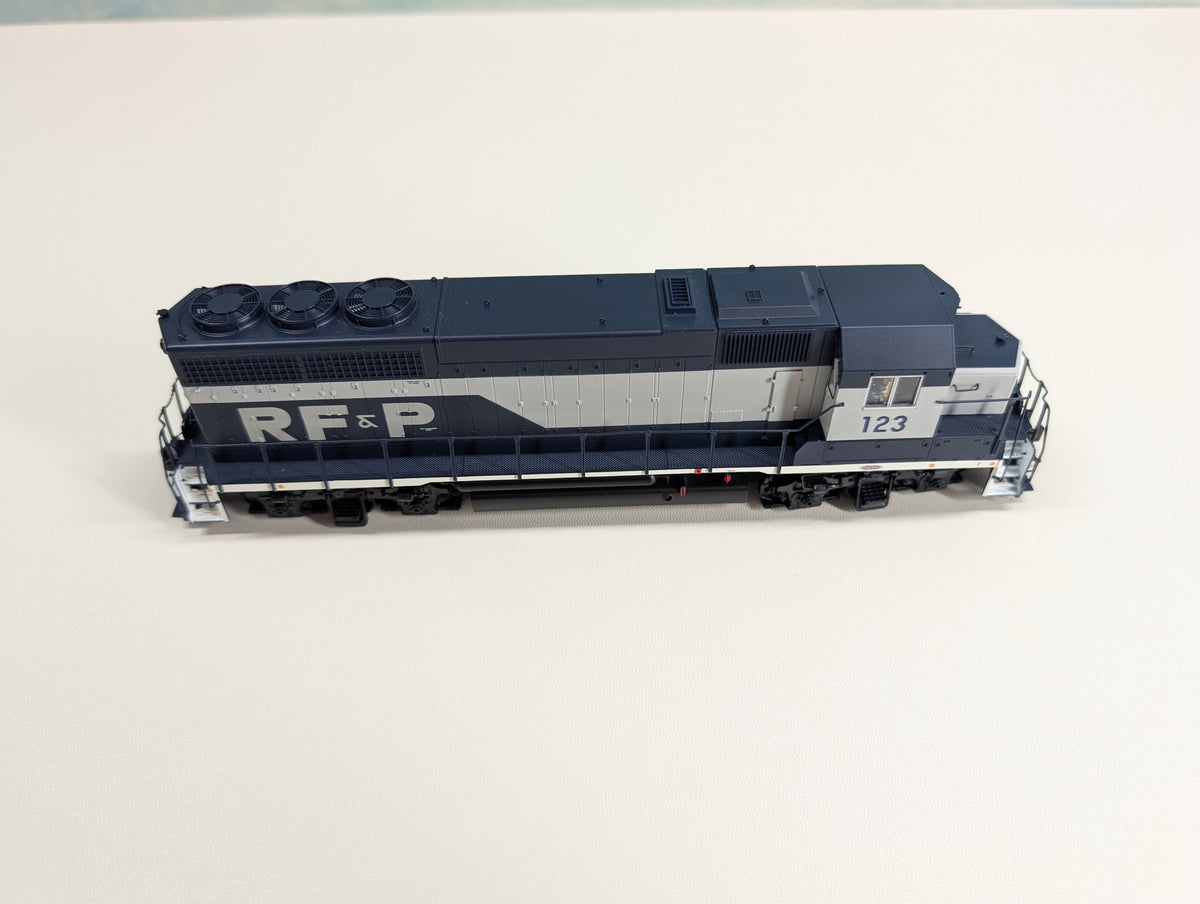 Atlas 10002393 HO Scale GP40 Diesel Locomotive Richmond, Fredericksburg & Potomac RF&P #123 Runs Great Silver DCC Ready