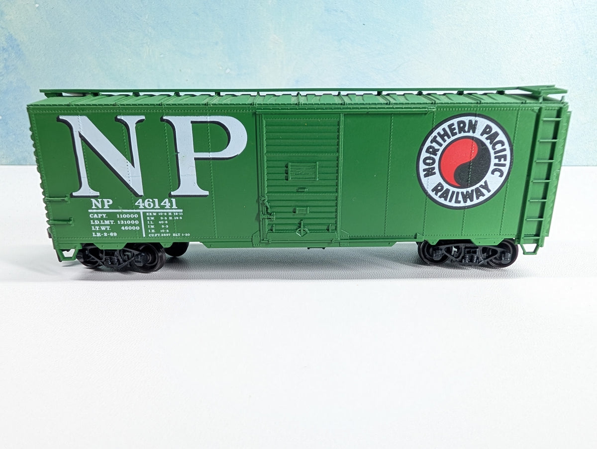 USED Accurail HO Scale 40' Box Car Northern Pacific NP #46141