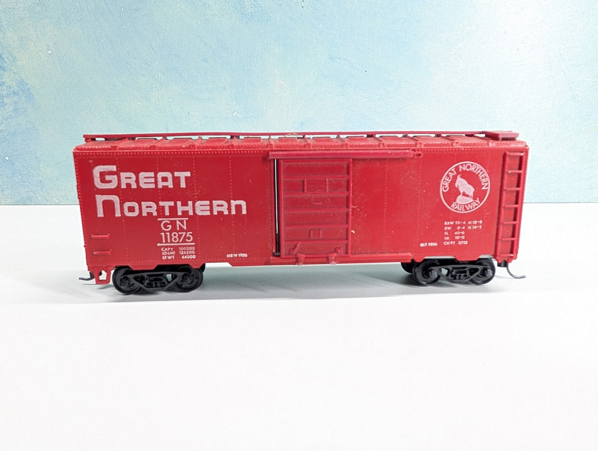 USED Roundhouse HO Scale 40' Box Car Great Northern GN #11875