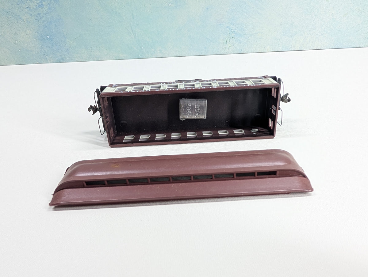 USED Roundhouse 3712 HO Scale Overton Coach Chicago, Burlington and Quincy The Fast Mail