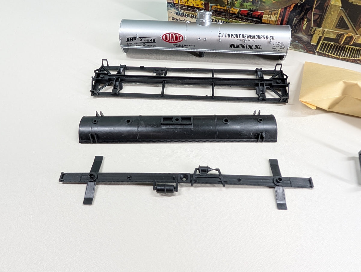 USED Athearn HO Scale Chemical Tank Car DuPont SHP #X-3246 KIT