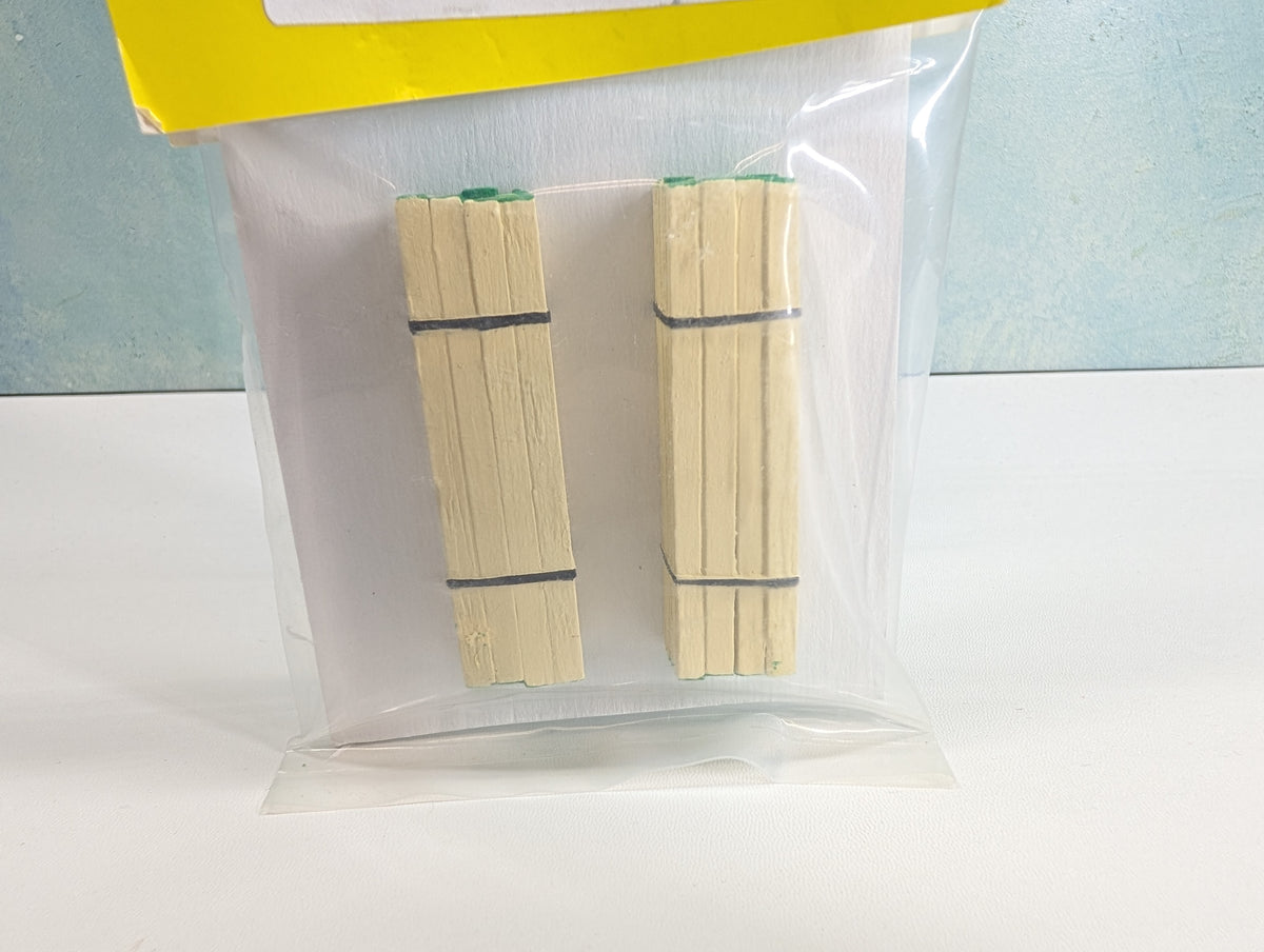 Model Railstuff 140 HO Scale Banded Lumber Stacks - Green Ends