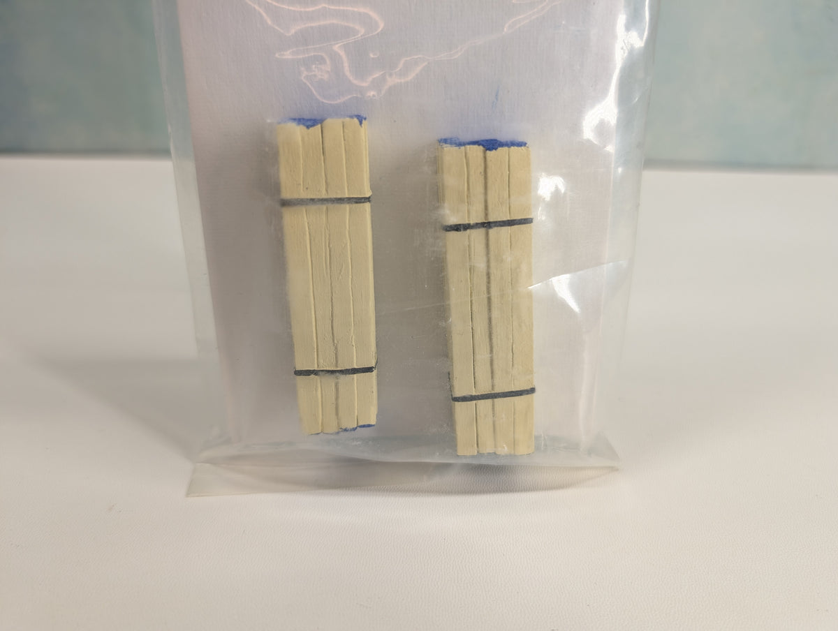 Model Railstuff 142 HO Scale Banded Lumber Stacks - Blue Ends