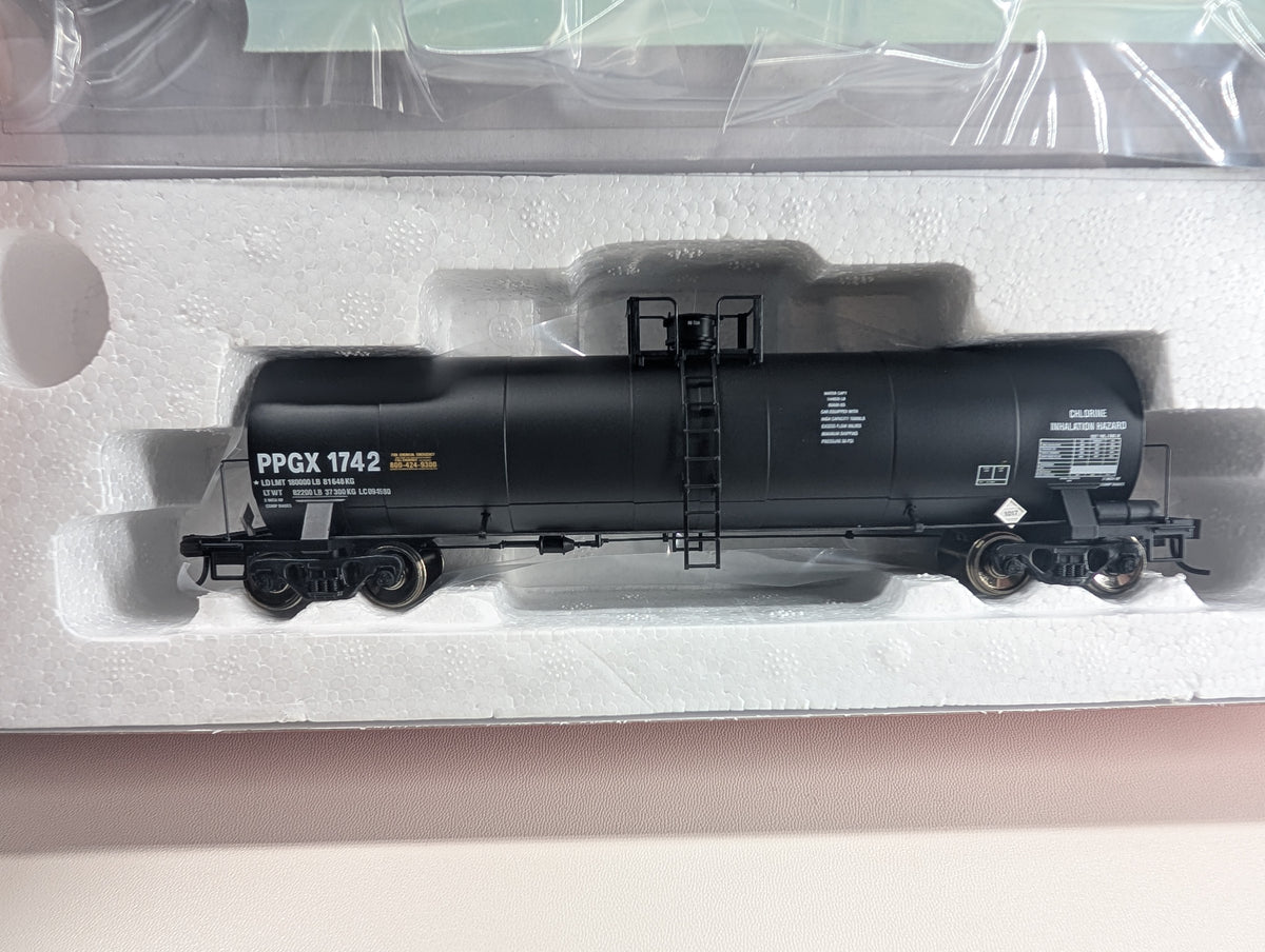Atlas #1565-1 HO Scale 17,360k Gal Tank Car PPGX #1742 Metal Wheels
