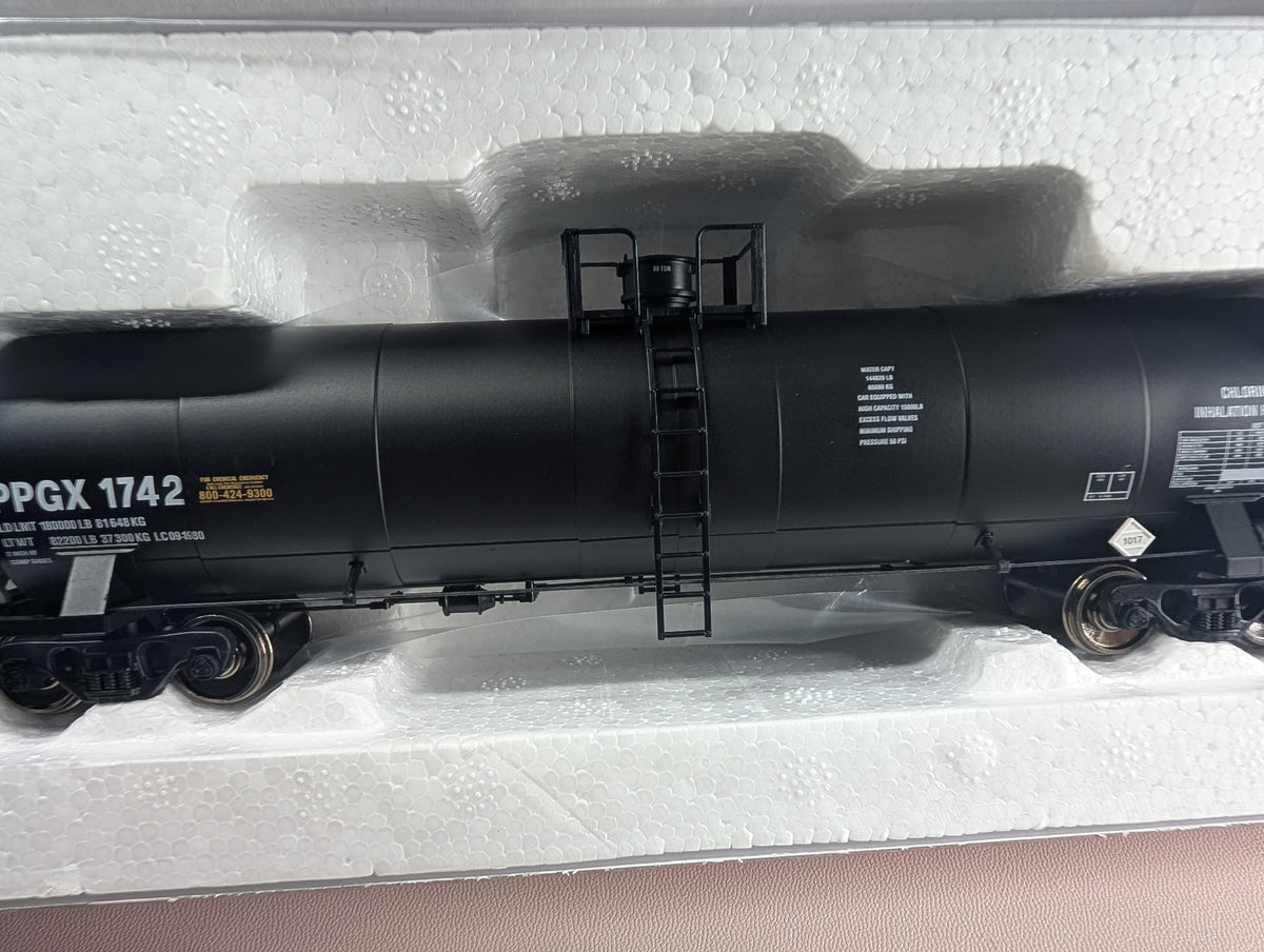 Atlas #1565-1 HO Scale 17,360k Gal Tank Car PPGX #1742 Metal Wheels