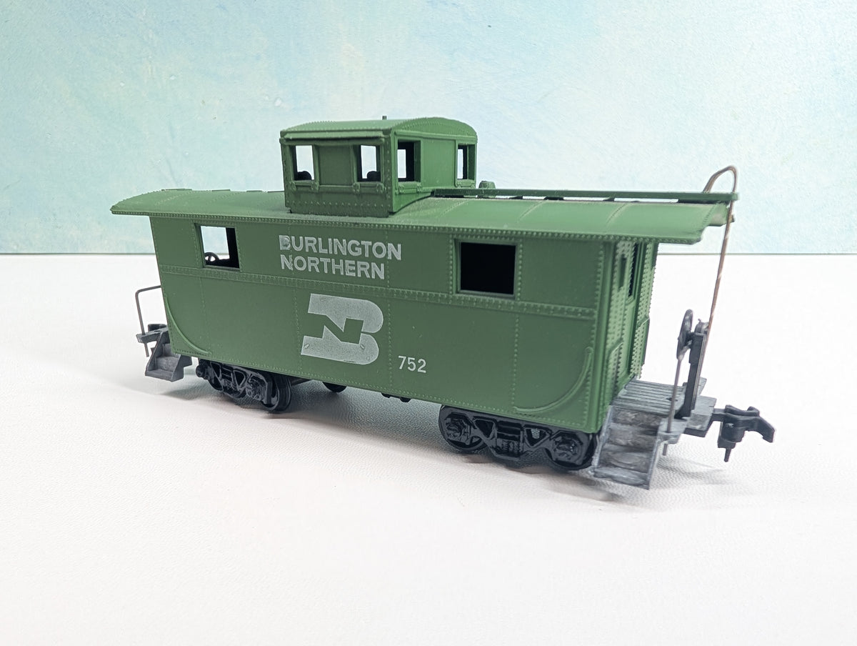 USED Roundhouse HO Scale Caboose Burlington Northern #752
