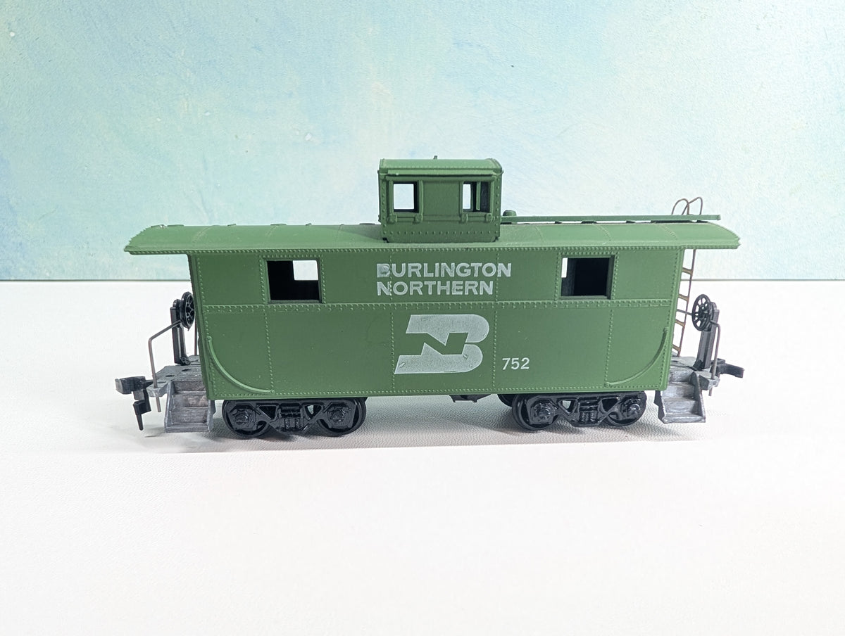 USED Roundhouse HO Scale Caboose Burlington Northern #752