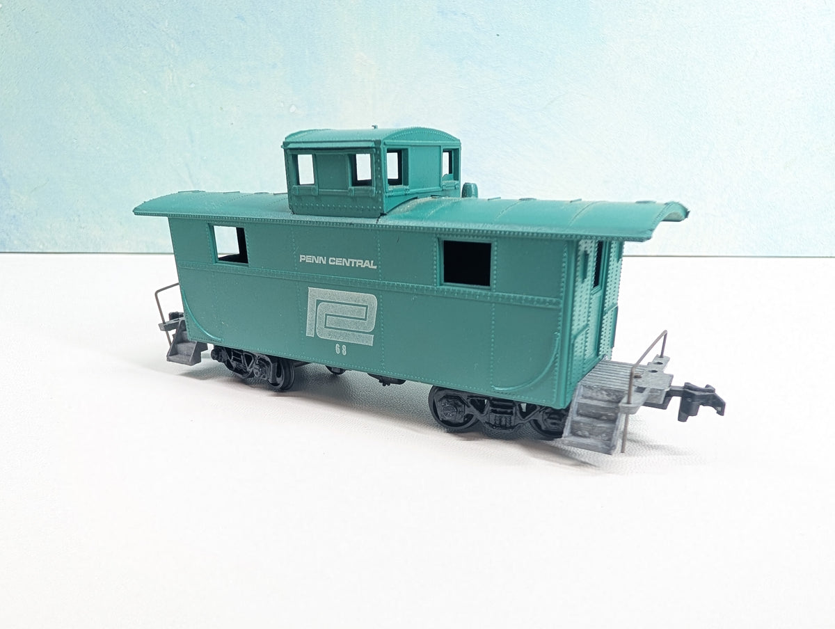 USED Roundhouse HO Scale Caboose Penn Central #68
