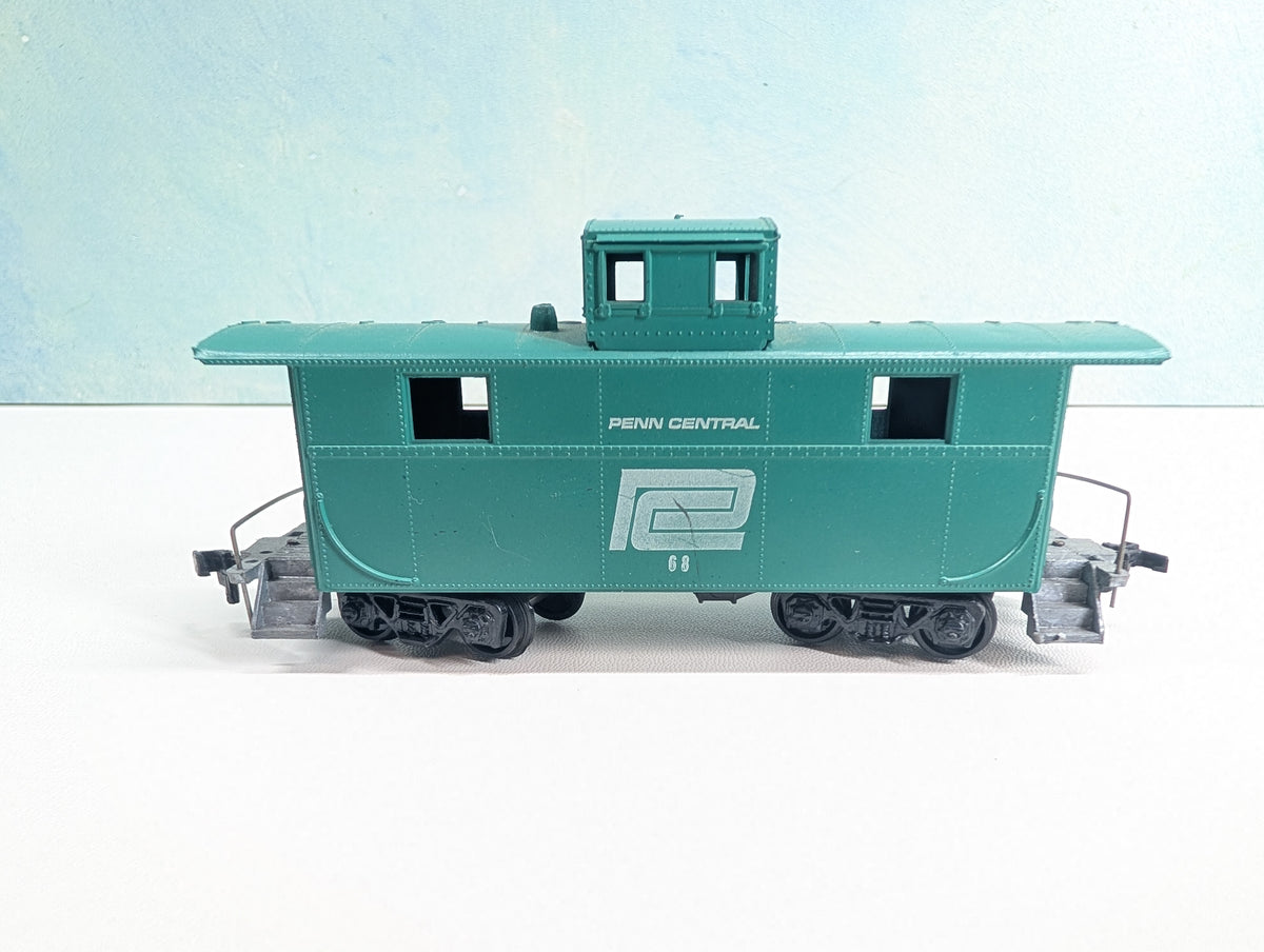 USED Roundhouse HO Scale Caboose Penn Central #68