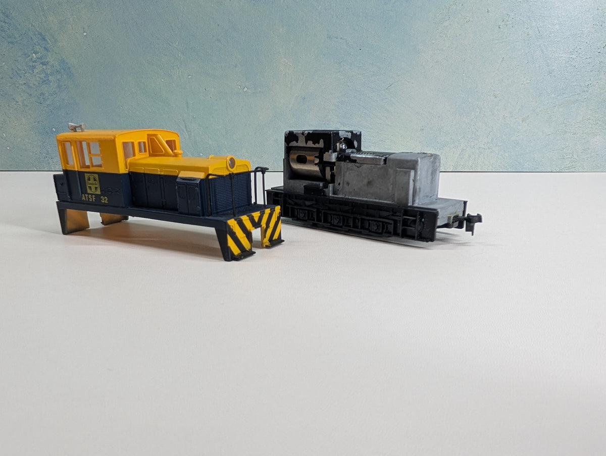 USED Bachmann HO Scale 0-6-0 Diesel Switcher Locomotive Santa Fe ATSF #32 Parts/Repairs DC