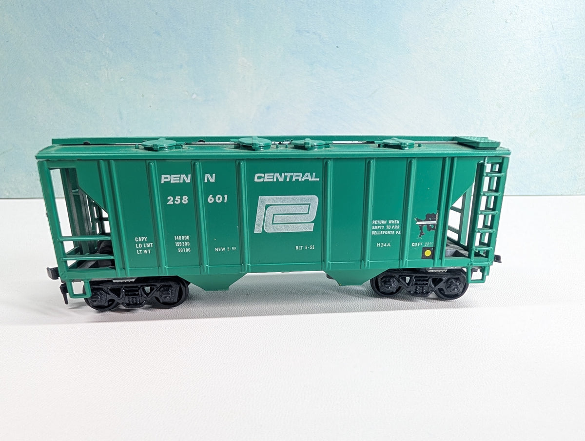 USED Roundhouse HO Scale Covered Hopper Penn Central PC #258601