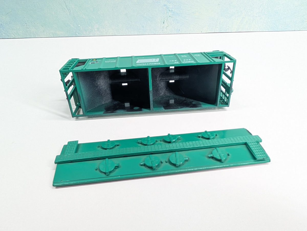 USED Roundhouse HO Scale Covered Hopper Penn Central PC #258601