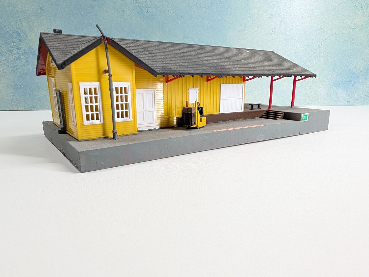 USED Bachmann HO Scale Grovemont Freight Station