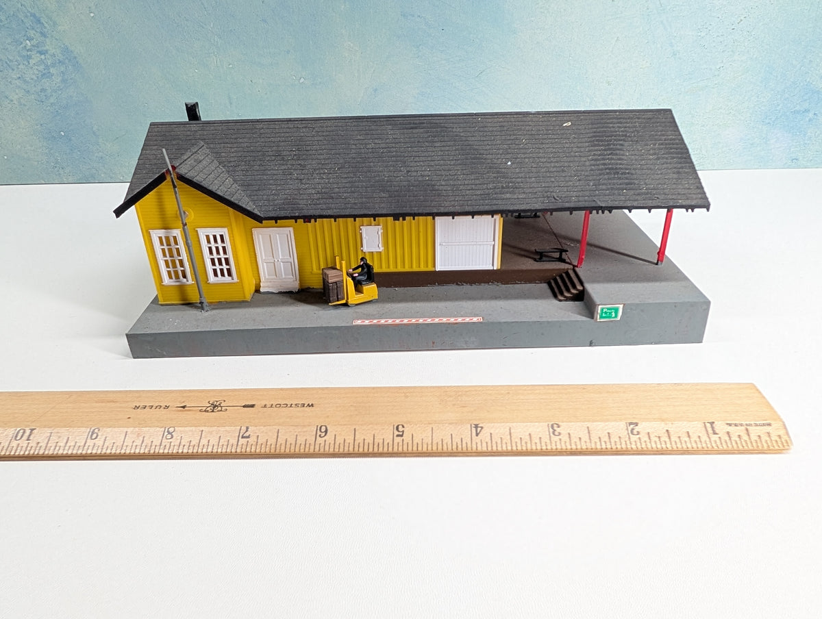USED Bachmann HO Scale Grovemont Freight Station