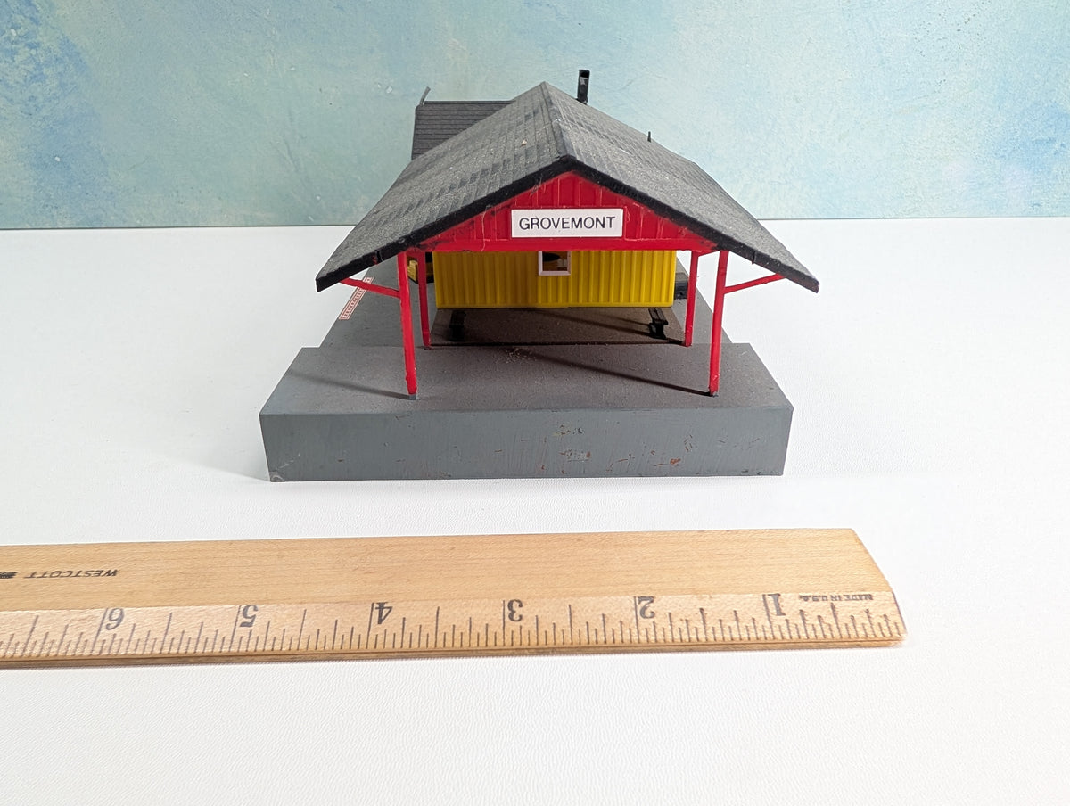 USED Bachmann HO Scale Grovemont Freight Station