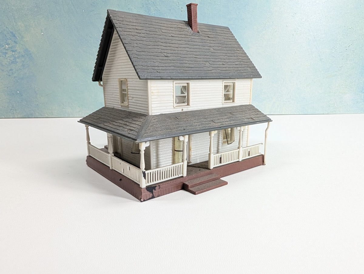 USED Revell HO Scale White Farm House