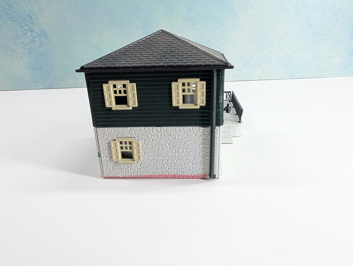 USED Bachmann HO Scale Green, White and Black House