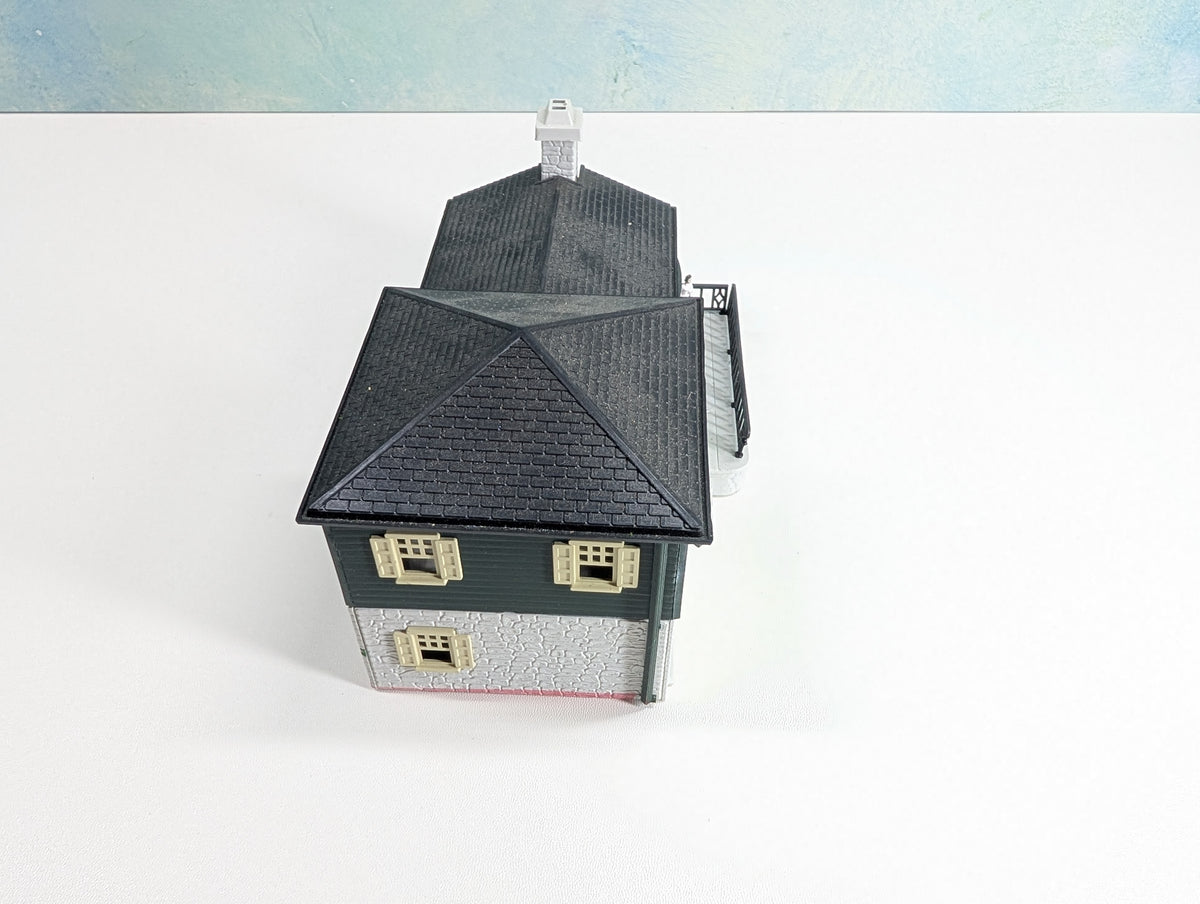 USED Bachmann HO Scale Green, White and Black House