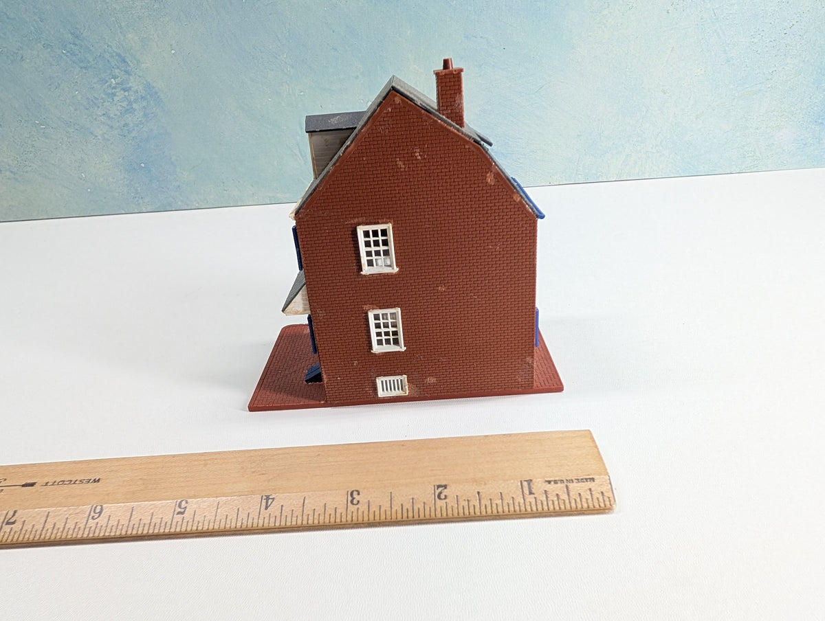 USED HO Scale Brick House w/ Dark Blue Shutters